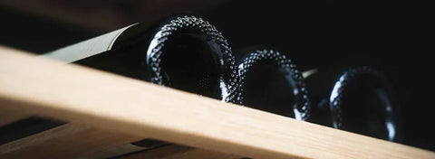 Wijn opgeslagen in een klimaatkast