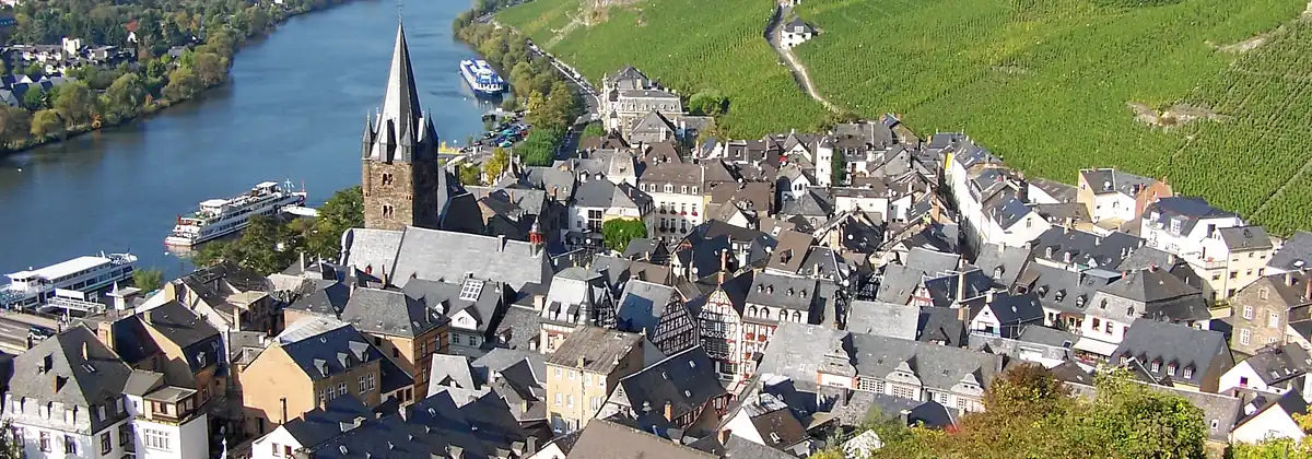 Mosel: Bernkastel-Kues aan de rivier met wijngaarden op de hellingen