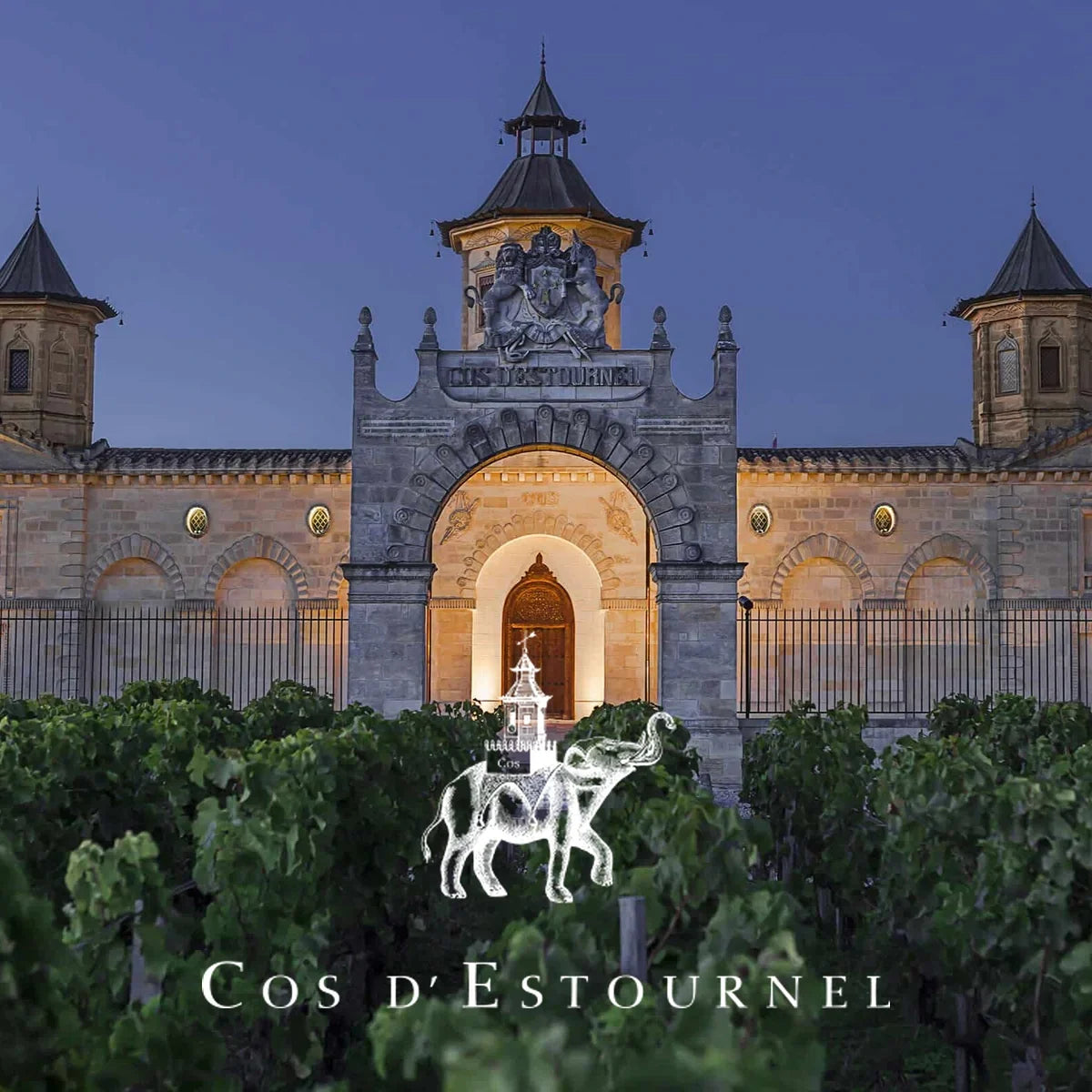 Château Cos d'Estournel, sfeerfoto met wijnhuislogo