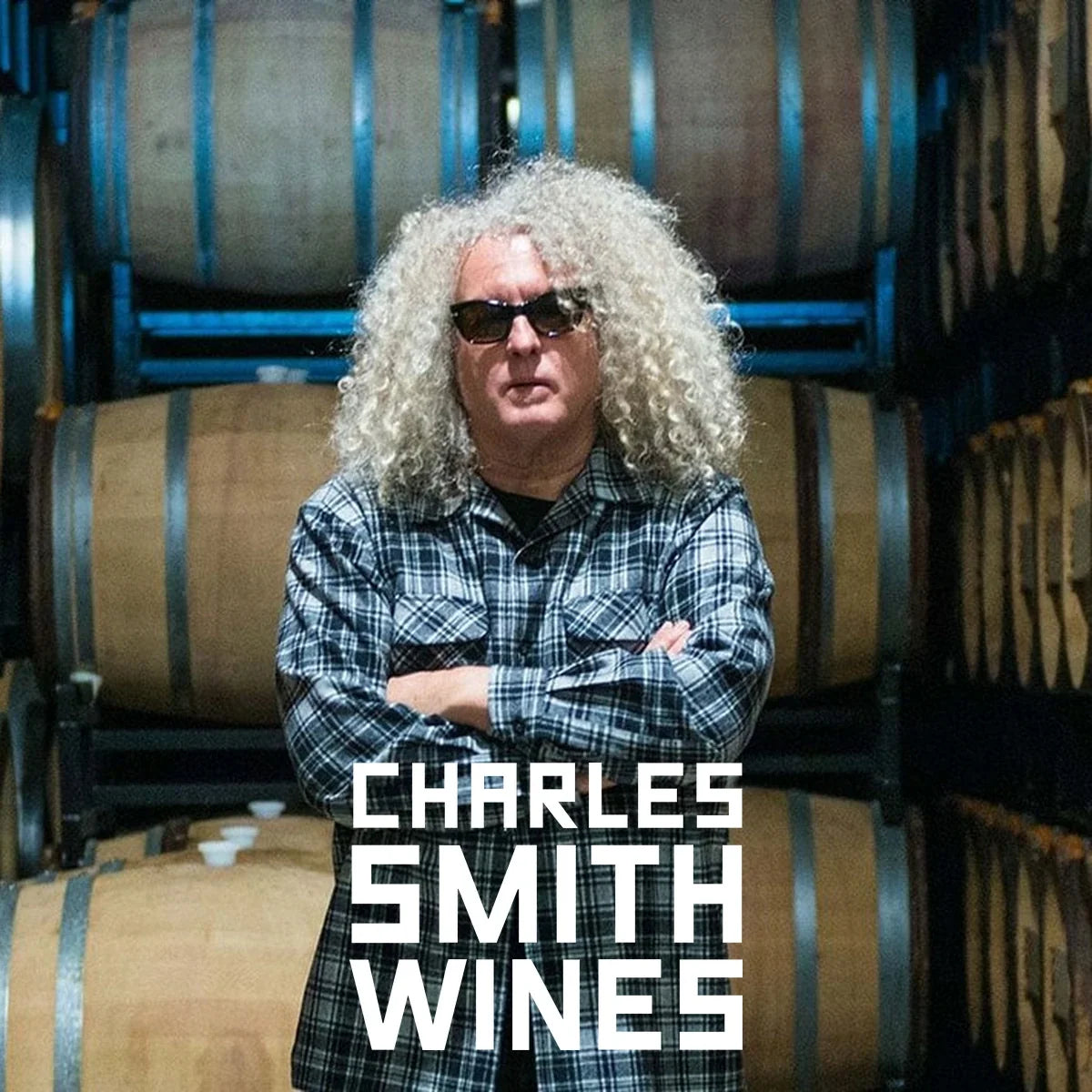 Charles Smith – portret in de wijnkelder met origineel logo