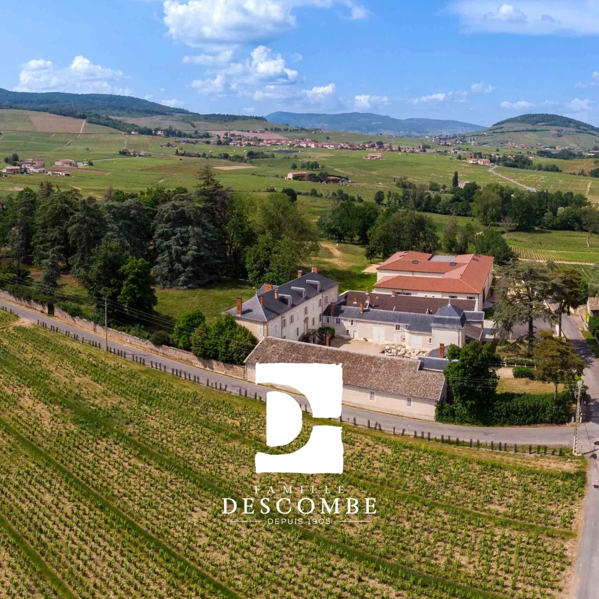 Famille Descombe – sfeerfoto met officieel logo